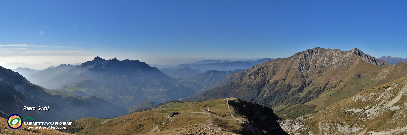 26 Vista panoramica su Capanna 2000 ,conca di Oltre il Colle con Alben e Menna.jpg